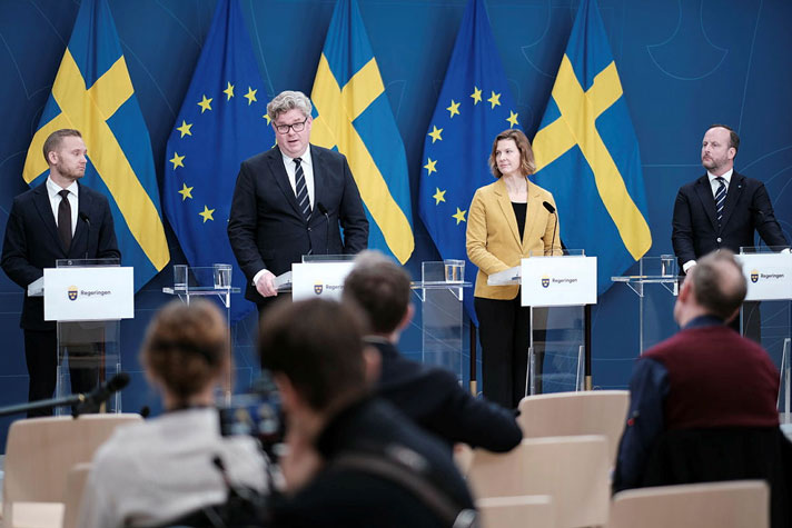 De medverkande st&#xE5;r vid var sin talarpulpet.