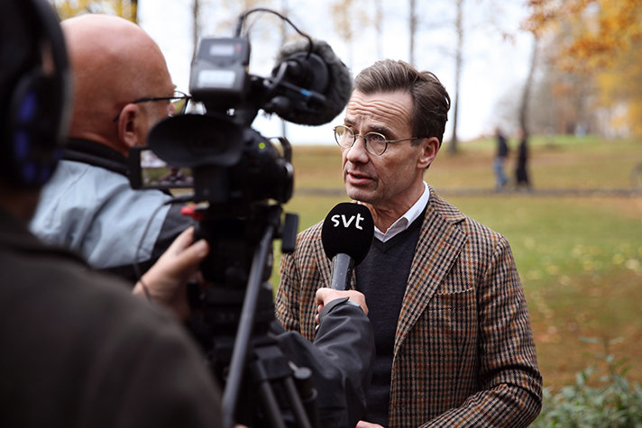 Ulf Kristersson står utomhus och intervjuas av SVT.