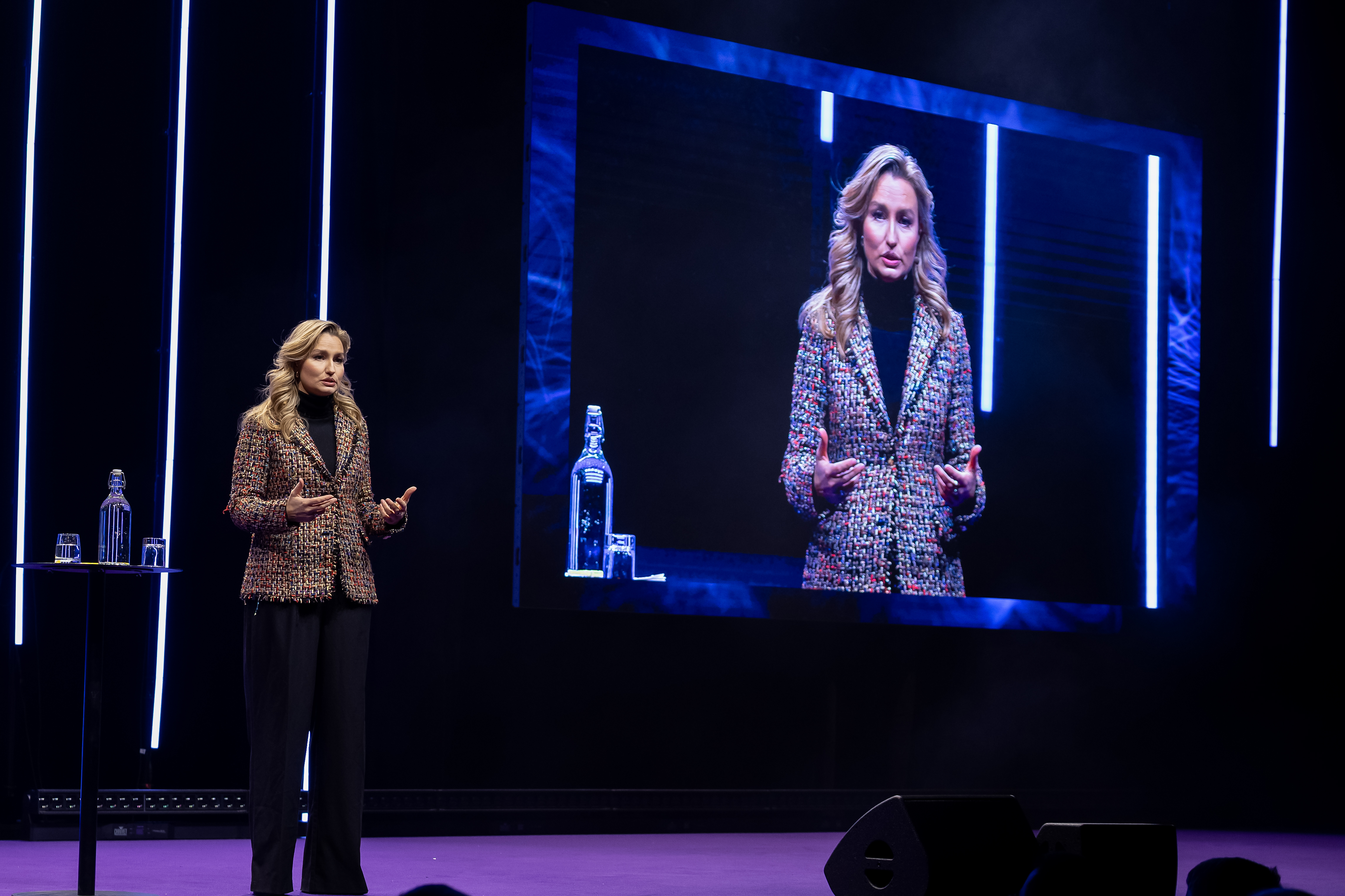 Energi- och närings­minister Ebba Busch står på en scen och håller tal.