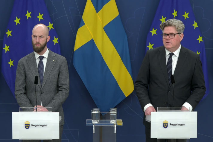 Minister för civilt försvar Carl-Oskar Bohlin och justitieminister Gunnar Strömmer avbildade i halvfigur står bakom var sin talarpulpet.