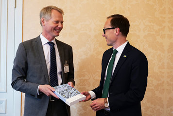  Utredaren Christer Nylander och utbildningsminister Mats Persson.