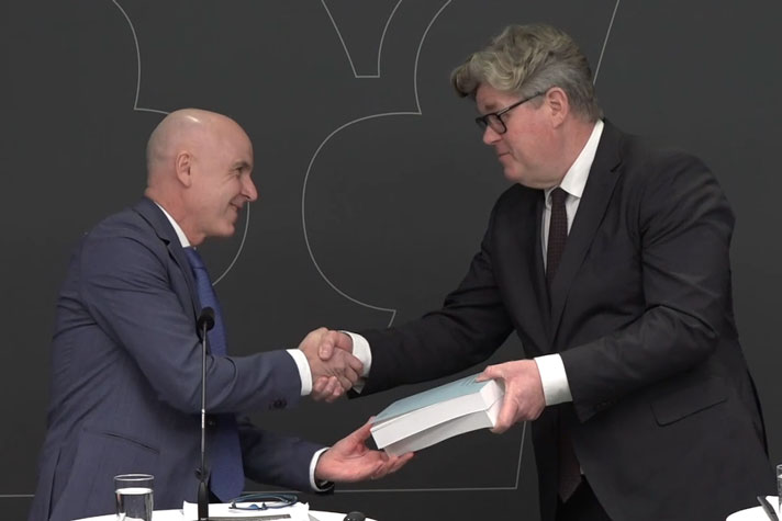 Justitieminister Gunnar Strömmer tar emot betänkandet av den särskilda utredaren Johan Danelius.