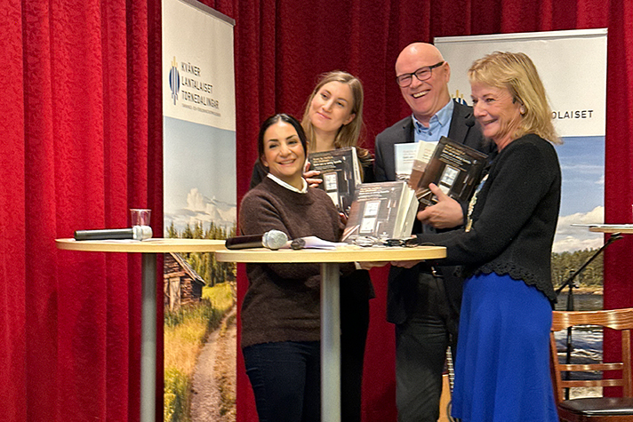 Kulturministern tar emot betänkande från kommissionen