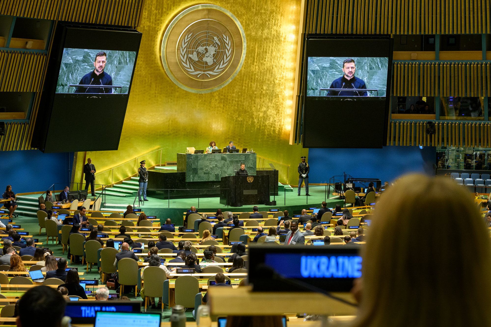 Volodymyr Zelenskyj på podiet i FN:s generalförsamling. 