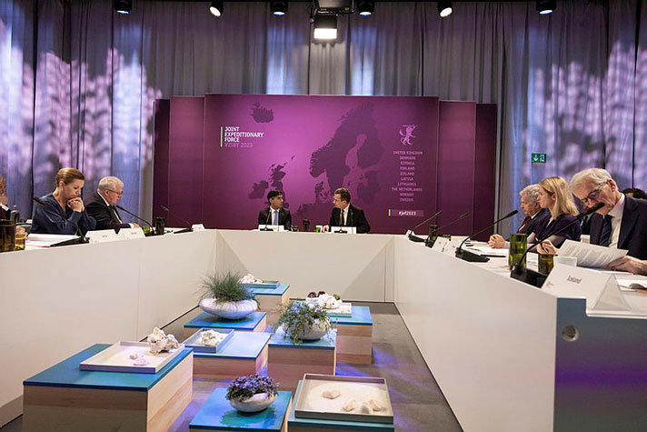 Stats- och regeringschefer för medlemsländerna i JEF sitter vid ett konferensbord.