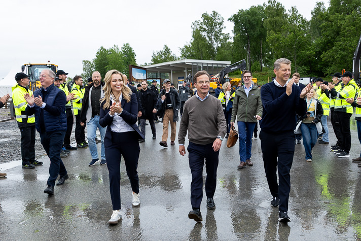 Statsminister Ulf Kristersson och energi- och näringsminister Ebba Busch går tillsammans med medarbetare på Volvo.
