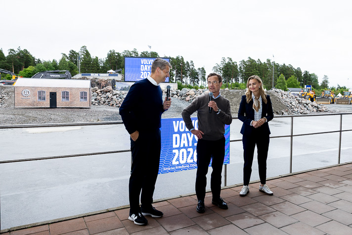Statsminister Ulf Kristersson och energi- och näringsminister Ebba Busch under besöket på Volvo.