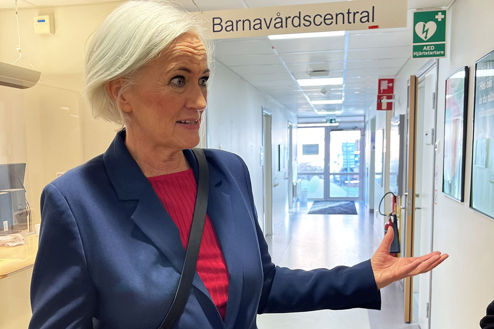 Acko Ankarberg Johansson står i korridor. På en skylt står det Barnavårdscentral.
