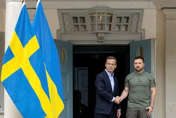 Ukrainas president Volodymyr Zelenskyj och statsminister Ulf Kristersson skakar hand utanför ingången till Harpsund