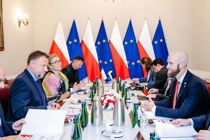 Mötesdeltagare runt ett bord.