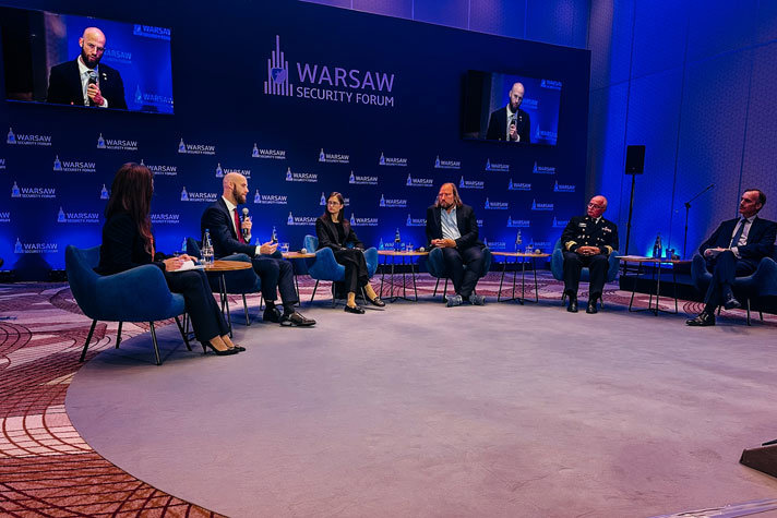 Carl-Oskar Bohlin sitter på scen omgiven av andra paneldeltagare.