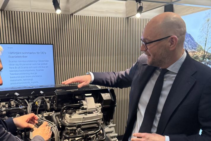 Johan Britz på besök på Scania i Södertälje