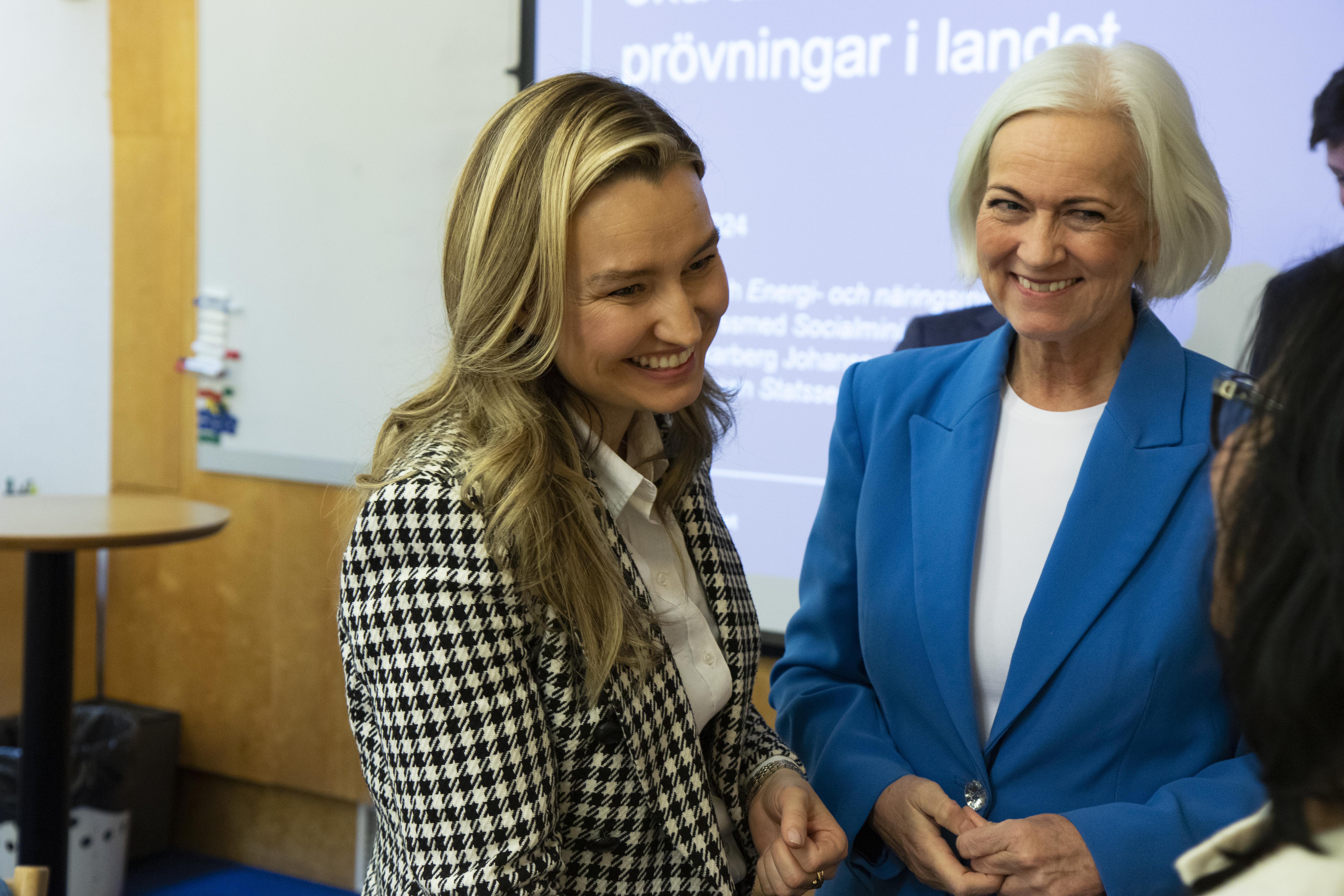 Tre personer samtalar.