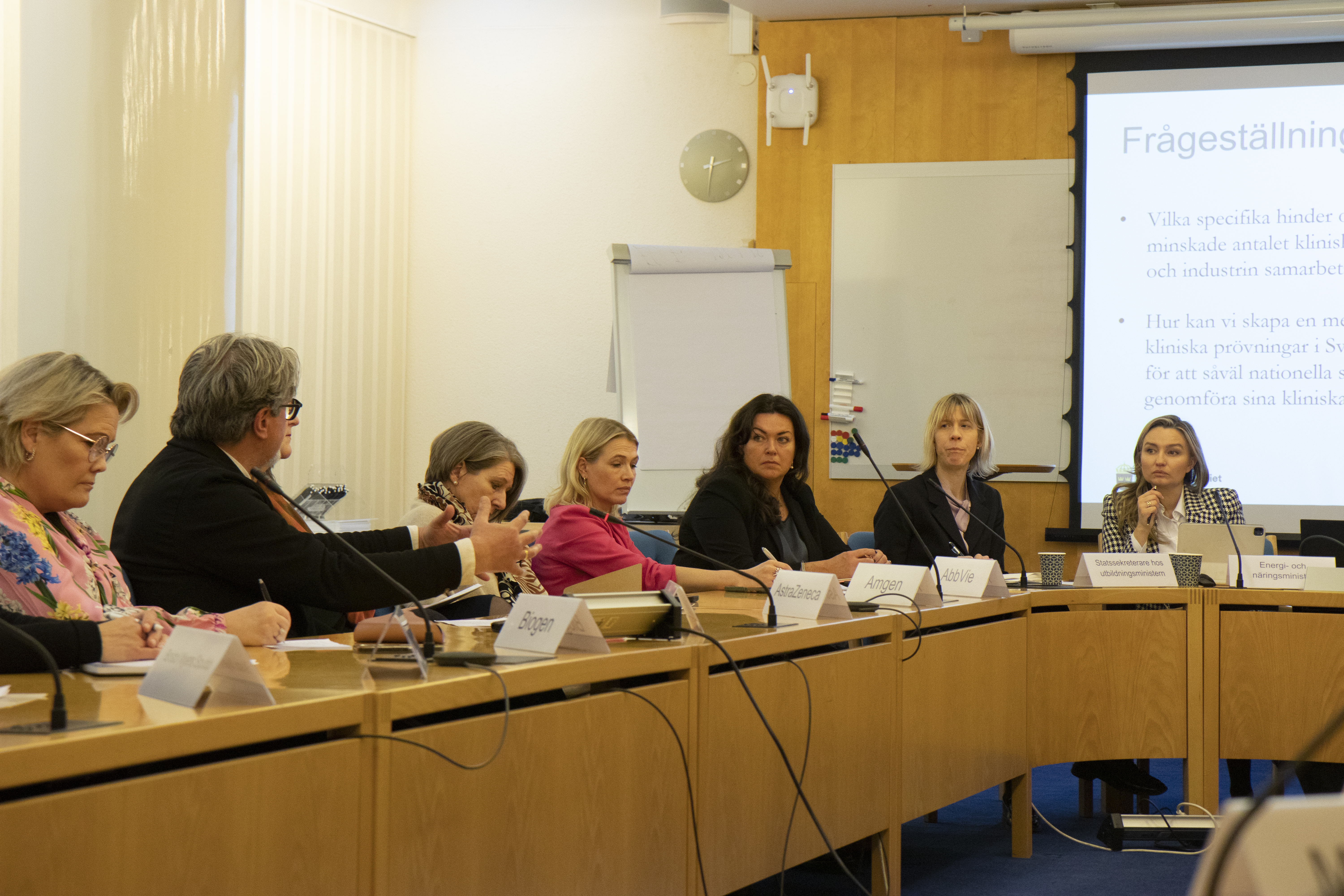 Flera personer sitter vid ett mötesbord