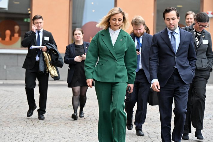 Bistånds- och utrikeshandelsminister Benjamin Dousa tillsammans gåendes utomhus tillsammans med Doina Nistor, Moldaviens vice premiärminister och minister för ekonomisk utveckling och digitalisering.
