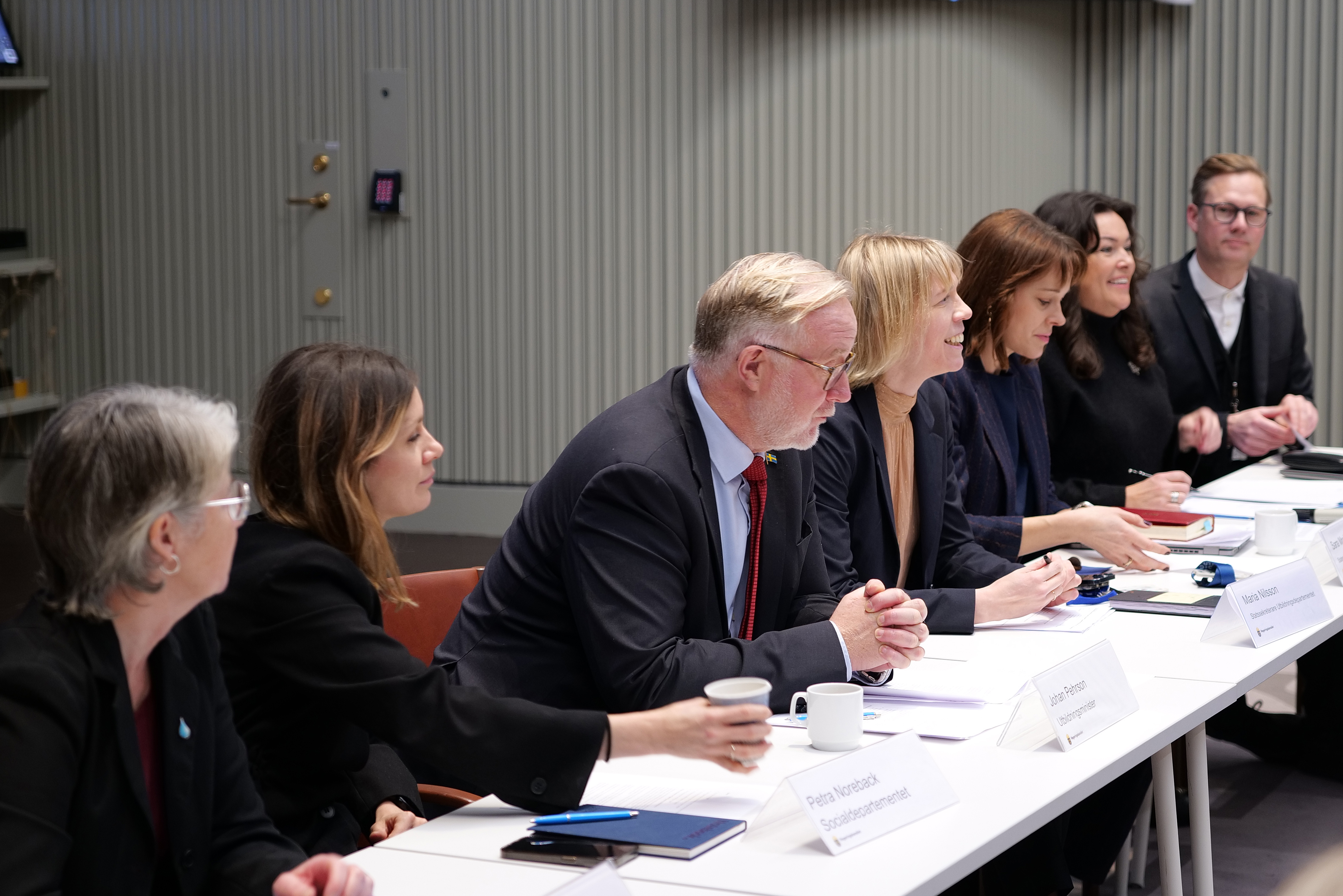 Utbildningsminister Johan Pehrson och statssekreterarna Petra Noreback, Maria Nilsson och Sara Modig, Jeanette Edbland, chef för Life science-kontoret, Carl Hogstedt, handläggare samt projektledaren för forsknings- och innovationspropositionen Katarina Nordqvist.