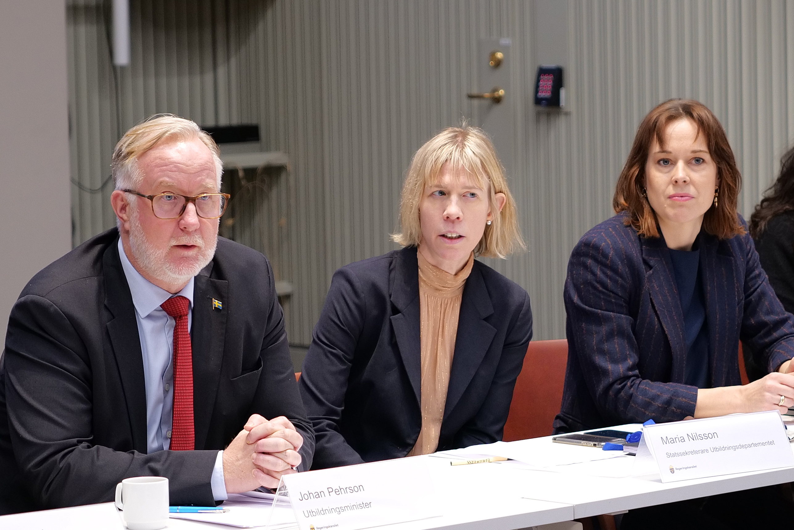 Utbildningsminister Johan Pehrson, statssekreterarna Maria Nilsson och Sara Modig.