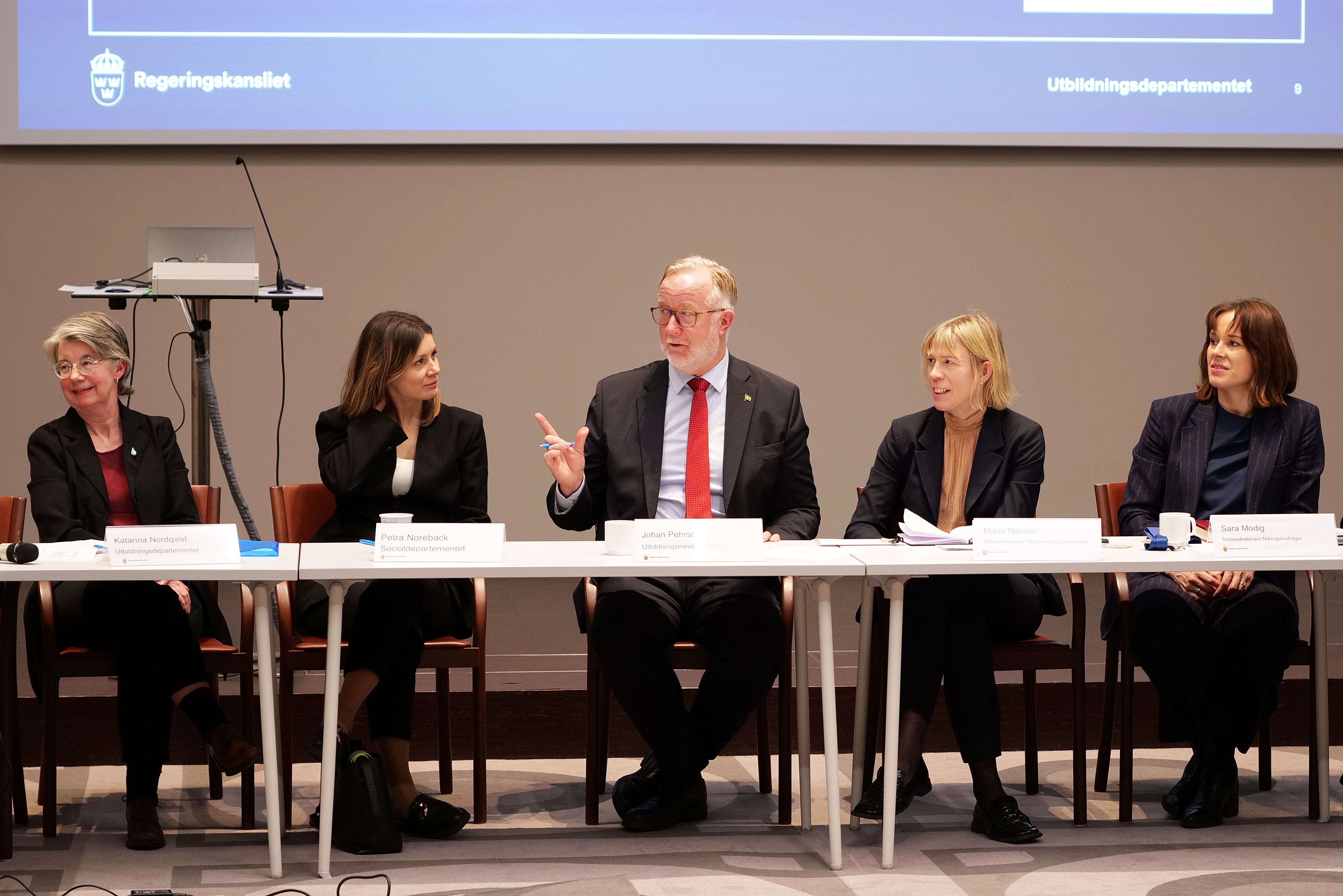 Utbildningsminister Johan Pehrson och statssekreterarna Maria Nilsson, Sara Modig och Petra Noreback samt projektledaren för forsknings- och innovationspropositionen Katarina Nordqvist.
