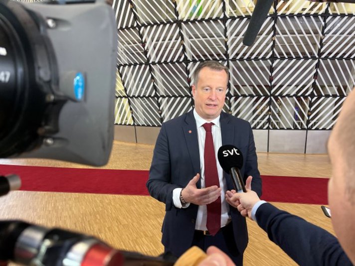 Anders Ygeman vid pressträff i Brysssel