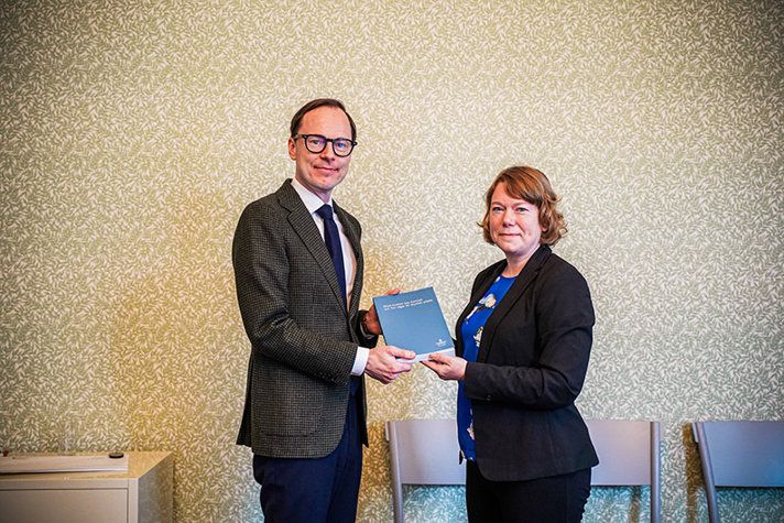 Arbetsmarknads- och integrationsminister Mats Persson tog emot slutbetänkandet från Samhallutredningen från den särskilda utredaren Malin Danielsson