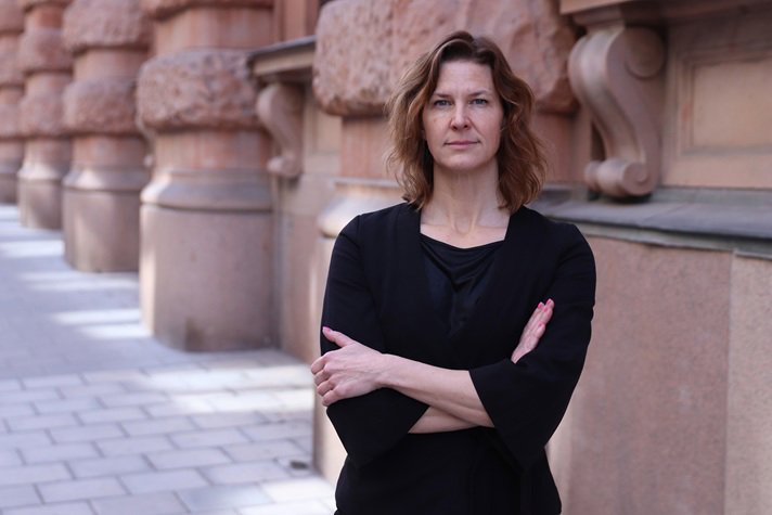 Nina Larsson framför Rosenbad.