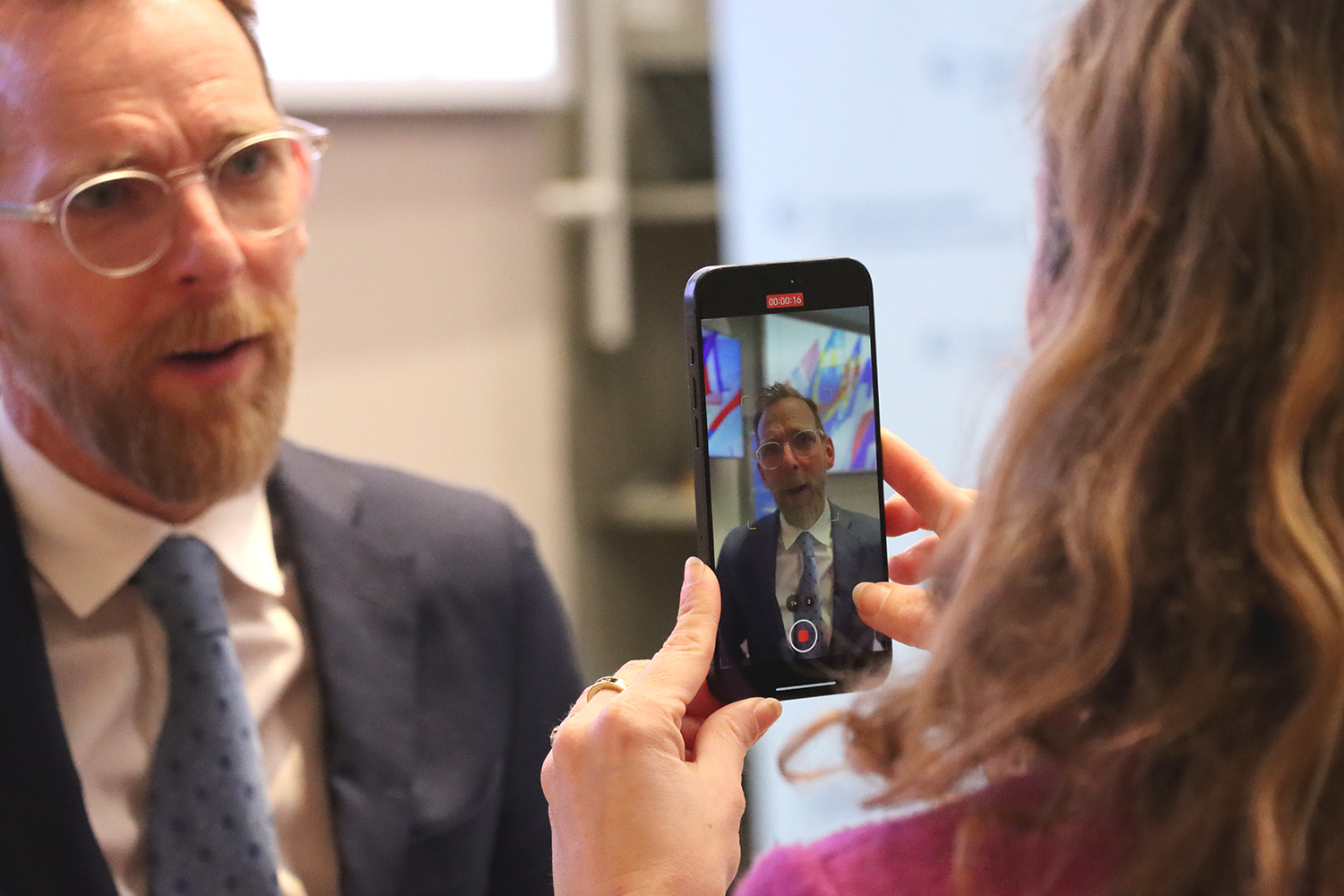 Jakob Forssmed intervjuas. En mobilskärm är i förgrunden.-