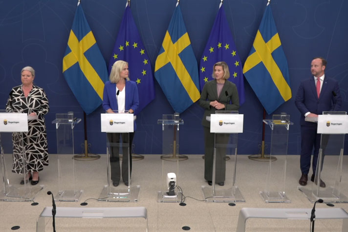 De medverkande står bakom var sin talarpulpet.
