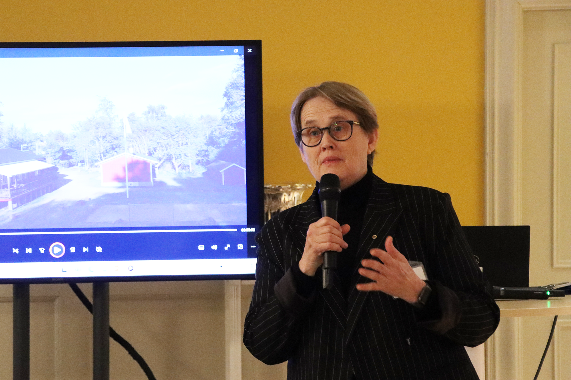 Ann Irebo, VD HSB Skåne, håller ett föredrag.