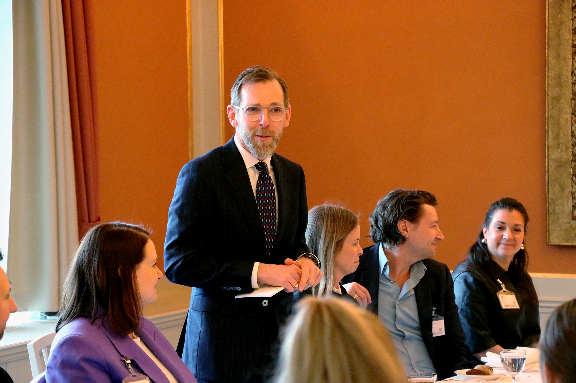 Jakob Forssmed håller ett tal.