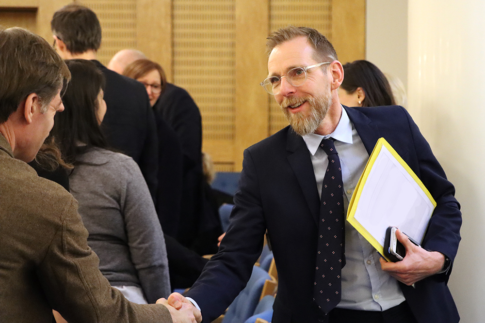 Foto på Jakob Forssmed som skakar hand med en person.