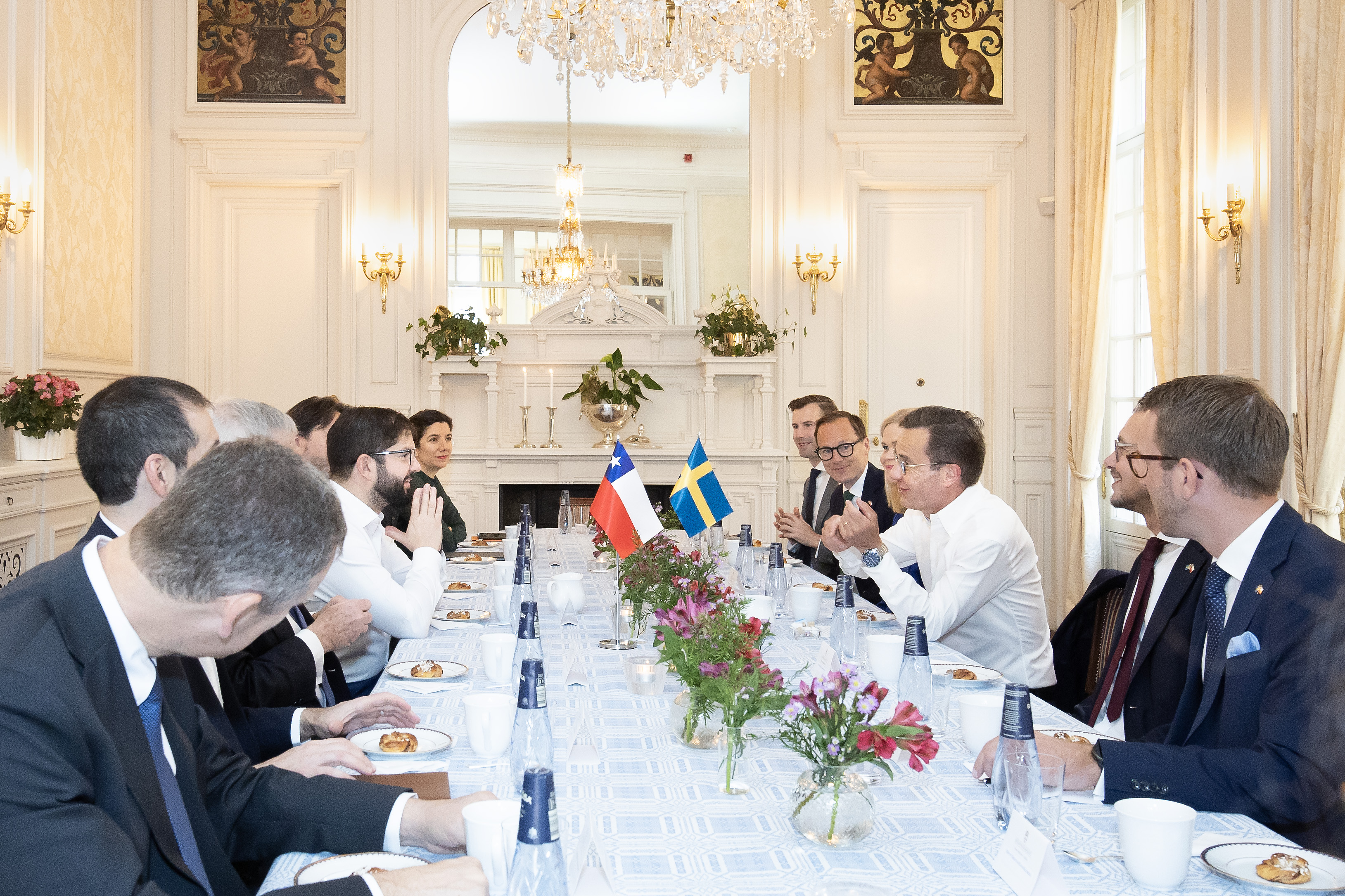 Statsminister Ulf Kristersson och Chiles president Gabriel Boric höll överläggningar i Sagerska. Vid mötet deltog även infrastruktur- och bostadsminister Andreas Carlson, jämställdhets- och biträdande arbetsmarknadsminister Paulina Brandberg samt utbildningsminister Mats Persson.
