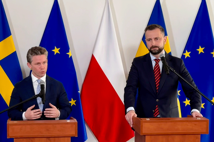Pål och Wladyslaw i varsin talarstol med mikrofoner.