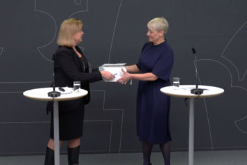 Den särskilde utredaren Maria Hemström Hemmingsson överlämnar ett betänkande till äldre- och socialförsäkringsminister Anna Tenje.
