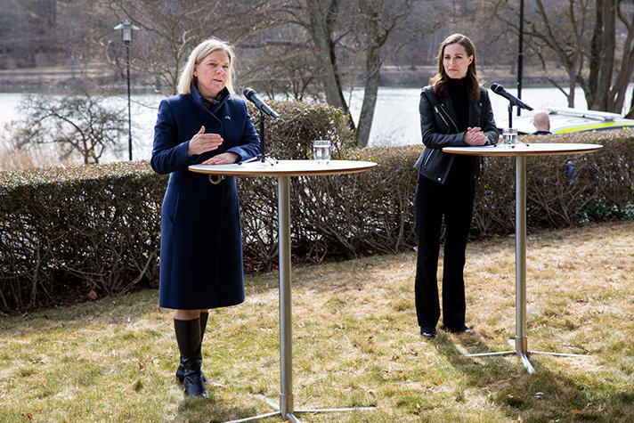 Sveriges Statsminister Magdalena Andersson och Finlands statsminister Sanna Marin vid varsitt ståbord i en trädgård i samband med pressträff