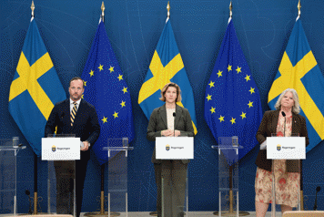 Tre ministrar står i Rosenbads pressrum framför varsin talarstol. I bakgrunden syns svenska och EU-flaggor.