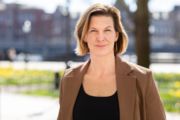 Jämställdhetsministern porträtt utomhus