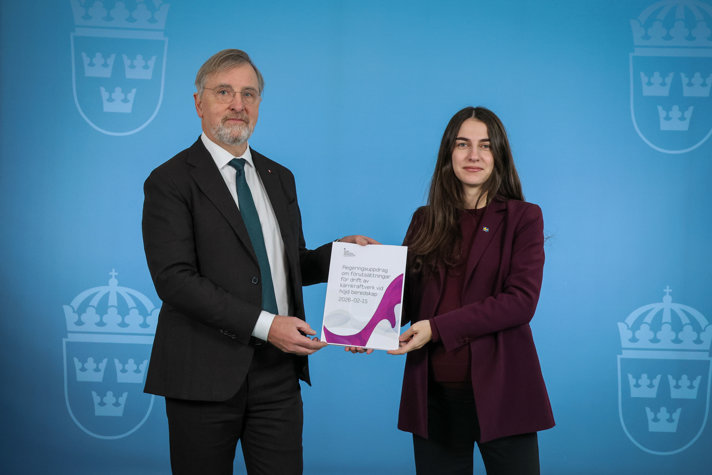 Strålsäkerhetsmyndighetens generaldirektör Michael Knochenhauer överlämnar en rapport till klimat- och miljöminister Romina Pourmokhtari.