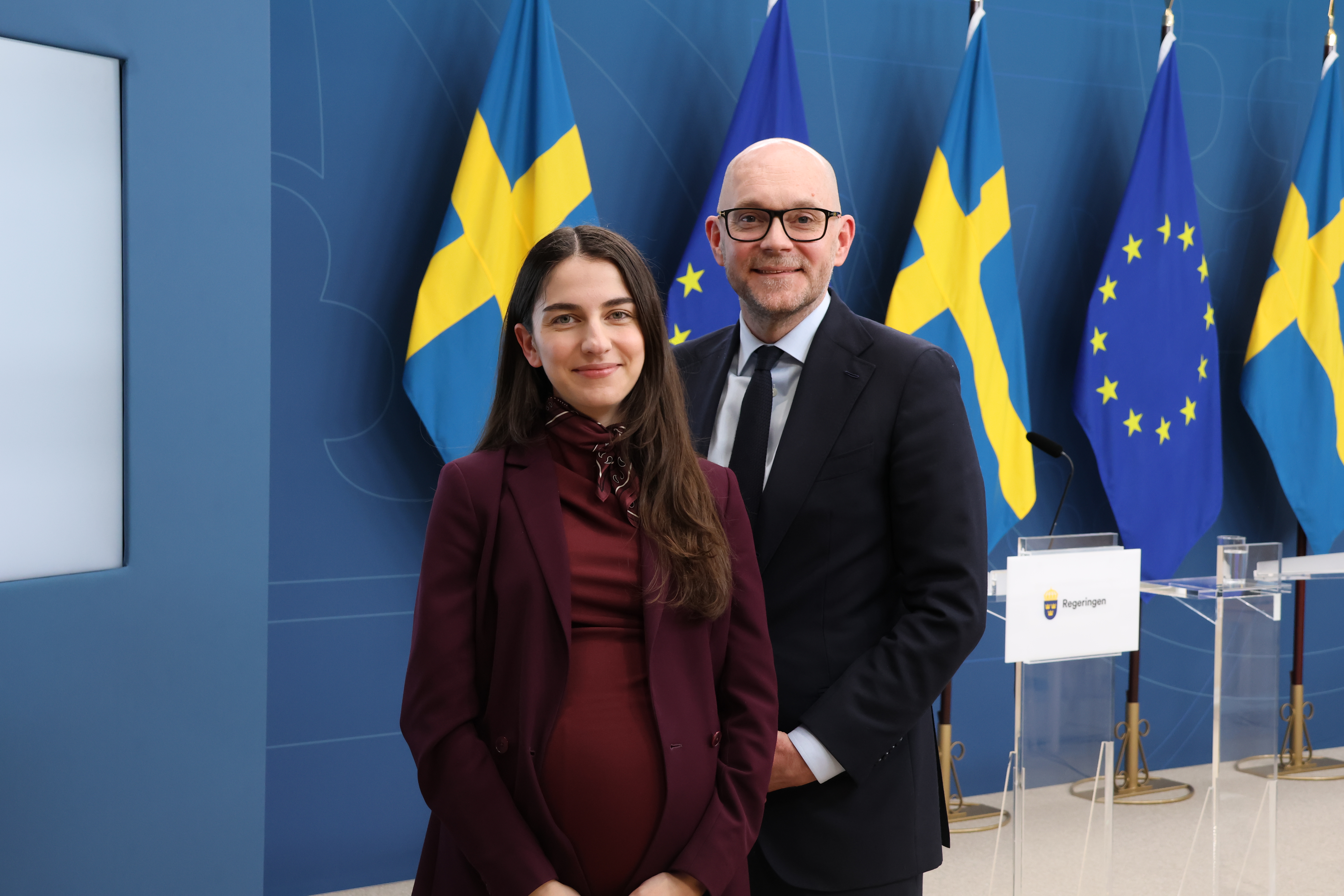 Statsråden Romina Pourmokhtari och Johan Britz vid en pressträff.