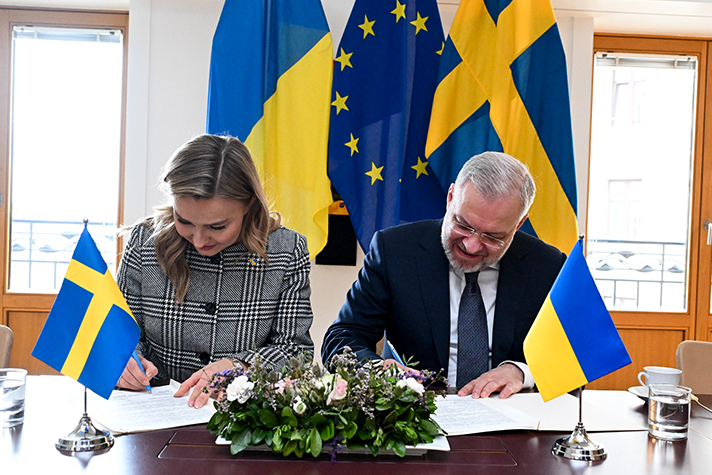 Foto på Ebba Busch och Ukrainas energiminister German Galusjtjenko.