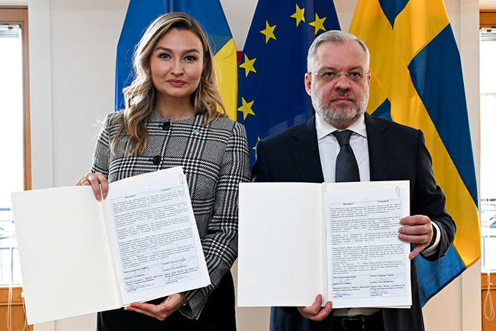 Foto på Ebba Busch och Ukrainas energiminister German Galusjtjenko.