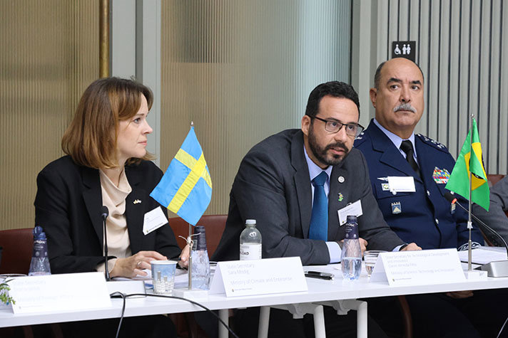 En av talarna vid mötespodiet