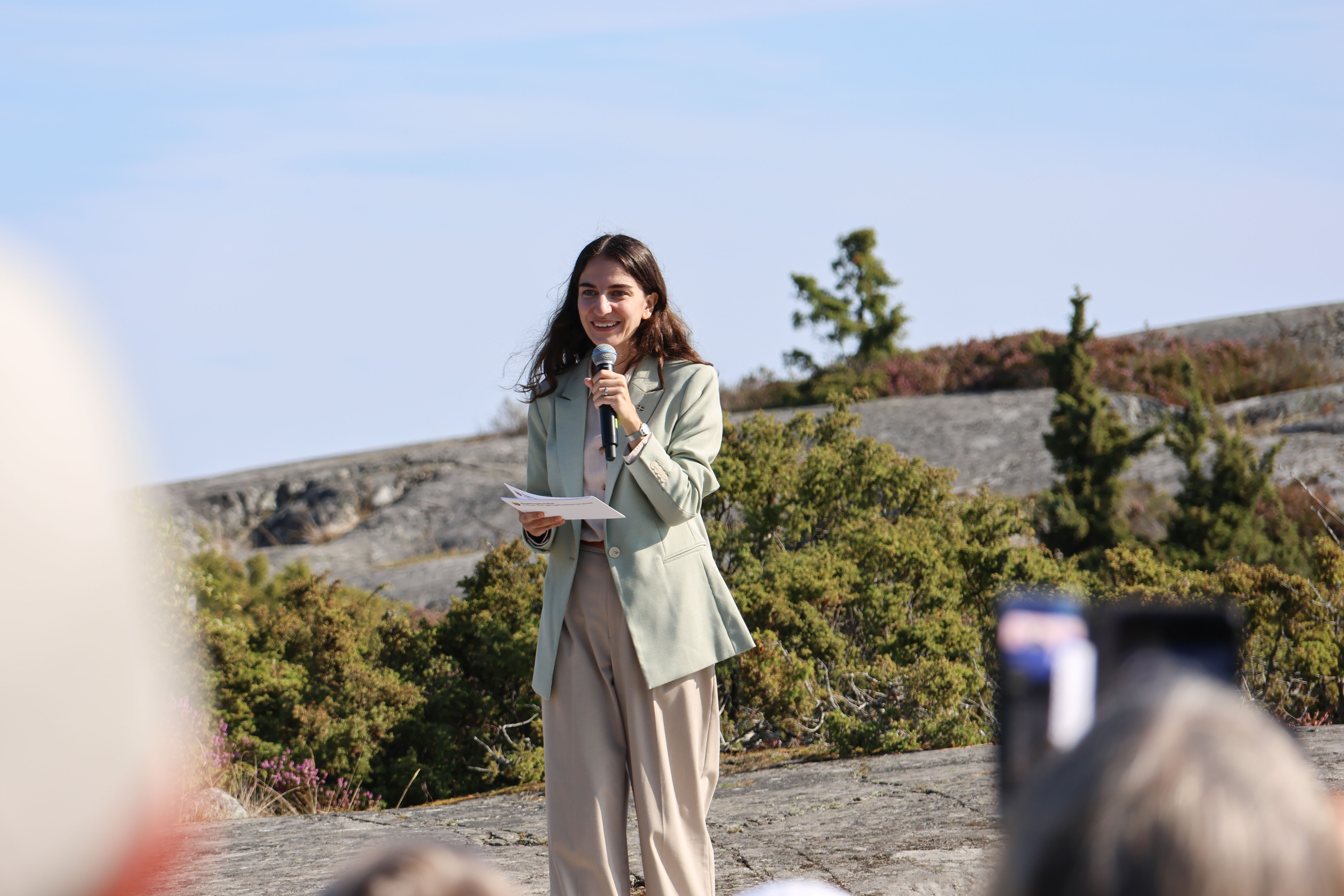 Klimat- och miljöminister Romina Pourmokhtari håller invigningstal för nationalparken.