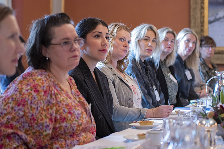 Statssekreterare Sara Modig bjöd in en bred representation av solo- och mikroföretag. Mötet ingår i en serie rundabordssamtal med syfte att lyssna in deltagarnas erfarenheter och samla in åtgärder som bäst främjar att kvinnors företagande ökar.