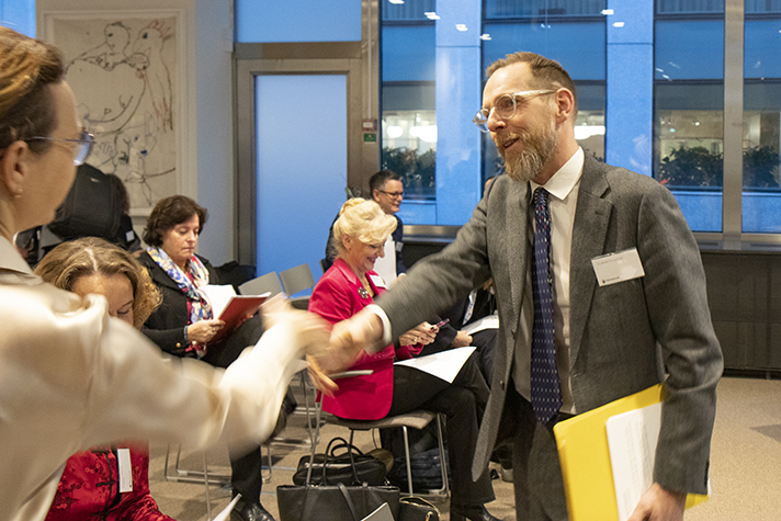 – Vi står inför stora utmaningar när det gäller sjukvården. Delning av hälsodata och digital infrastruktur för bland annat precisionsmedicin är centralt för framtiden. Regeringen har tagit flera viktiga initiativ som rör uppbyggnaden av en nationell digital infrastruktur. Det är en kritisk komponent för att säkra Sveriges konkurrenskraft och framtid som en ledande life science-nation, säger socialminister Jakob Forssmed.