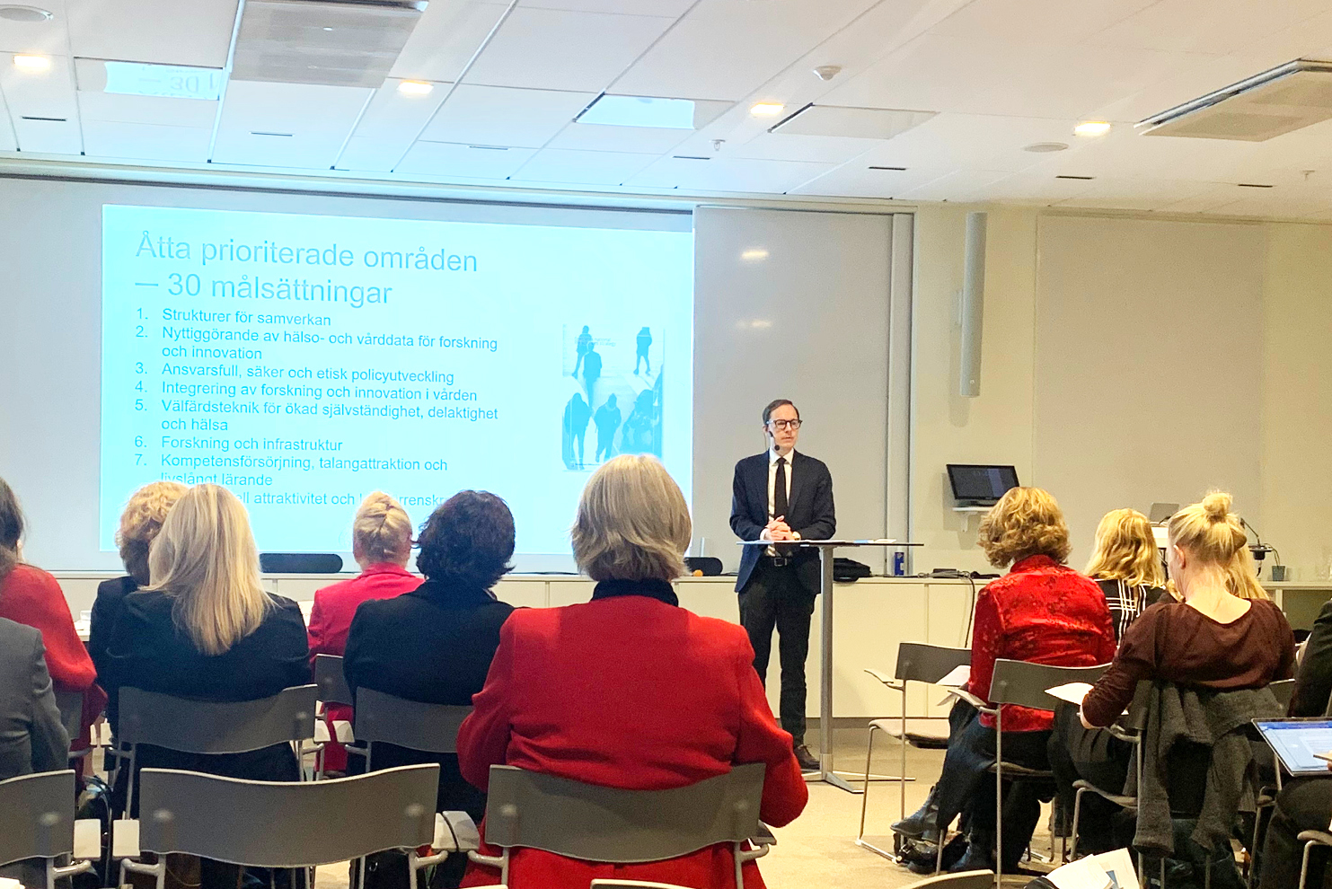 – Hearingen är ett viktigt avstamp i regeringens arbete att uppdatera life science-strategin. Vi ser fram emot en fortsatt dialog med sektorn och den rådgivande grupp för life science-frågor som regeringen planerar att tillsätta. Sverige har en stark tradition av samverkan och dialog kring life science-frågor, det är mycket värdefullt och en förutsättning för att Sverige ska förbli en ledande life science-nation. Life science är också ett angeläget område i arbetet med den kommande forsknings- och innovationsproposition som regeringen planerar att lägga fram i slutet av 2024, säger utbildningsminister Mats Persson.