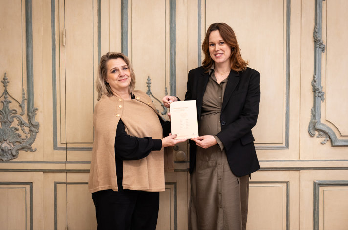 Utredare Anneli Wirtén överlämnar betänkandet till Sara Modig, statssekreterare hos energi- och näringsminister Ebba Busch.