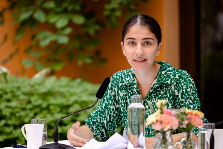 Ministern talat på regeringens sommarfika som äger rum umtomhus.