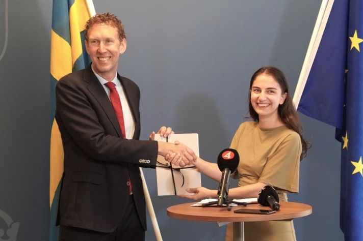 Blykallas vd och ministern skakar hand och håller upp ett dokument..