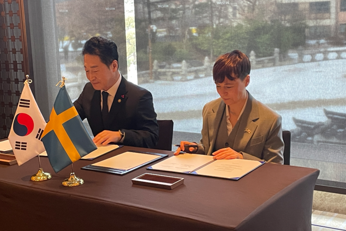 Lee Ho-hyeon, Second Vice Minister of Climate, Energy and Environment of Korea, och Maja Lundbäck, statssekreterare hos energi- och näringsminister Ebba Busch
