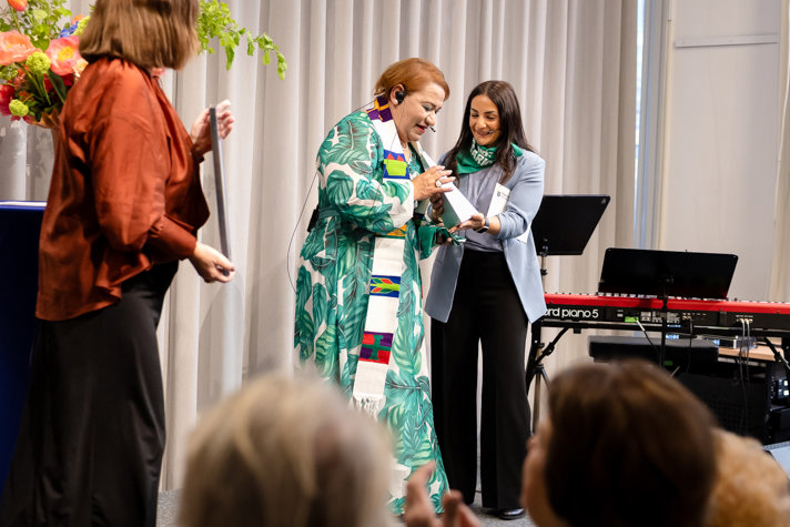 Pristagaren tillsammans med kulturminister Parisa LIljestrand